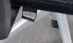 Kontorstol: Sedus Open Up-103 i sort stoff, høy rygg, nakkepute, armlener, grått kryss, pent brukt