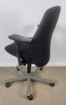 Kinnarps Synchrone 8000 / Plus 8, høy rygg, nytrukket i sort, pent brukt