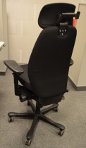 Kinnarps 9000-serie kontorstol med nakkepute, nytrukket i sort stoff pent brukt