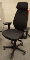 Kinnarps 9000-serie kontorstol med nakkepute, nytrukket i sort stoff pent brukt