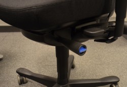 Kinnarps 9000-serie kontorstol med nakkepute, nytrukket i sort stoff pent brukt