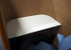 Bås med arbeidsplass trukket i orange stoff fra Bene, modell Dock-in-bay single bay, 120x170cm, høyde 141cm, pent brukt