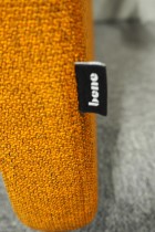Bås med arbeidsplass trukket i orange stoff fra Bene, modell Dock-in-bay single bay, 120x170cm, høyde 141cm, pent brukt