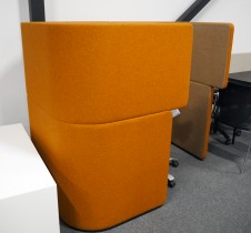Bås med arbeidsplass trukket i orange stoff fra Bene, modell Dock-in-bay single bay, 120x170cm, høyde 141cm, pent brukt