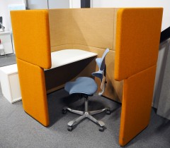 Bås med arbeidsplass trukket i orange stoff fra Bene, modell Dock-in-bay single bay, 120x170cm, høyde 141cm, pent brukt