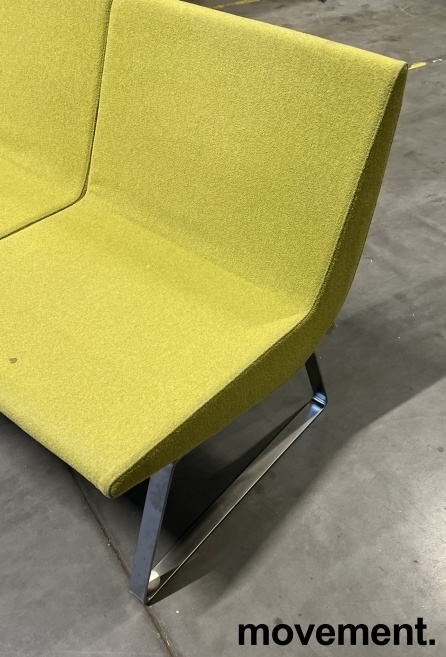 Solgt!3-seter sofa i grønt stoff fra - 2 / 3