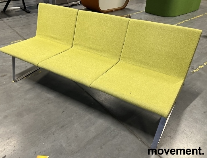Solgt!3-seter sofa i grønt stoff fra - 1 / 3
