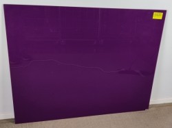 Whiteboard i lilla glass fra Lintex, 125x100cm, vegghengt, pent brukt