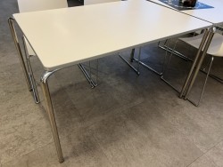 Lekkert kantinebord / arbeidsbord fra ForaForm, modell CLIP, 120x80cm, hvit plate, krom ben, pent brukt
