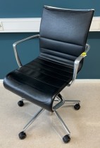 Alias Rollingframe konferansestol på hjul i polert aluminium / sort skinn, pent brukt