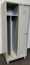 Garderobeskap fra Manutan, 2 dører, i grått, 190cm høyde, 80cm bredde, 50cm dybde, pent brukt