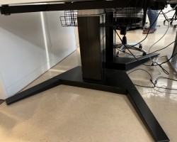 Skrivebord med elektrisk hevsenk i hvitt / sort fra Linak, 120x80cm, et-bens, pent brukt