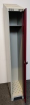 Garderobeskap, enkelt, i grått med rød dør, 204cm høyde, 30cm bredde, 55cm dybde, pent brukt