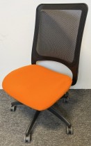 Enkel konferansestol på hjul i orange stoff / sort mesh, pent brukt