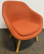 Loungestol / lenestol i lys orange stoff fra Hay, About a lounge AAL 92, ben i eik, pent brukt