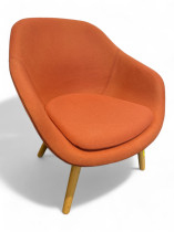 Loungestol / lenestol i lys orange stoff fra Hay, About a lounge AAL 92, ben i eik, pent brukt