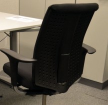 Håg H05 5500 kontorstol i sort, nytrukket, med swingback armlener, pent brukt