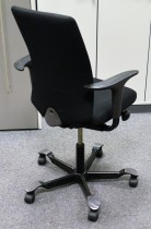 Håg H05 5600 kontorstol i sort, nytrukket, med faste armlener, pent brukt