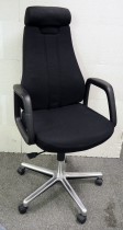 Kontorstol: SAVO 110, stor og god kontorstol i sort stoff, høy rygg og nakkepute, NYTRUKKET, pent brukt