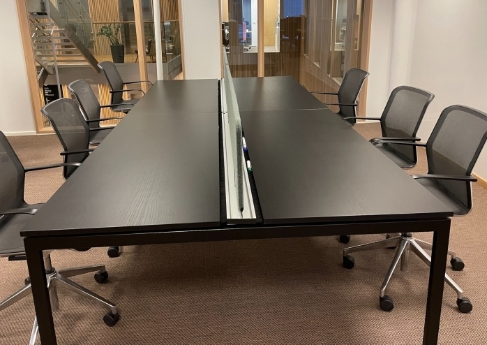 Kinnarps Nexus arbeidsbord i sort