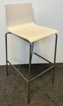 Barkrakk / barstol i hvitbeiset bjerk / krom fra Piiroinen, sittehøyde 80cm, med noe brukslitasje