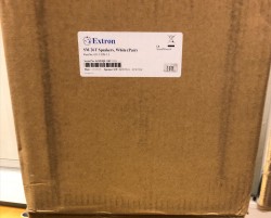 Ett par Extron SM26T høyttalere i hvitt, NYE I ESKE