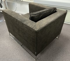 Loungestol i mørkt brunt stoff fra Minotti, modell Klee, 84cm bredde, pent brukt