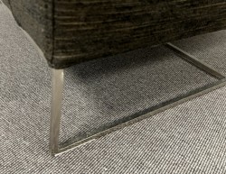 Loungestol i mørkt brunt stoff fra Minotti, modell Klee, 84cm bredde, pent brukt