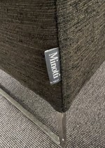 Loungestol i mørkt brunt stoff fra Minotti, modell Klee, 84cm bredde, pent brukt