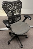 Kontorstol i sort / mørk grå mesh fra Herman Miller, modell Mirra, pent brukt