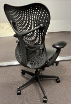 Kontorstol i sort / mørk grå mesh fra Herman Miller, modell Mirra, pent brukt