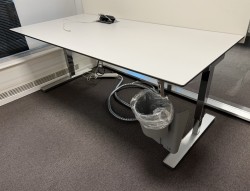 Lekker skrivebord i hvitt med sort kant / krom fra Horreds, 180x90cm, pent brukt
