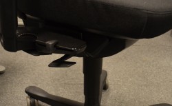 Kinnarps 9000-serie kontorstol, nytrukket i sort stoff pent brukt