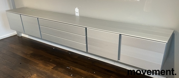Solgt!Stilig vegghengt skjenk i aluminium - 1 / 4