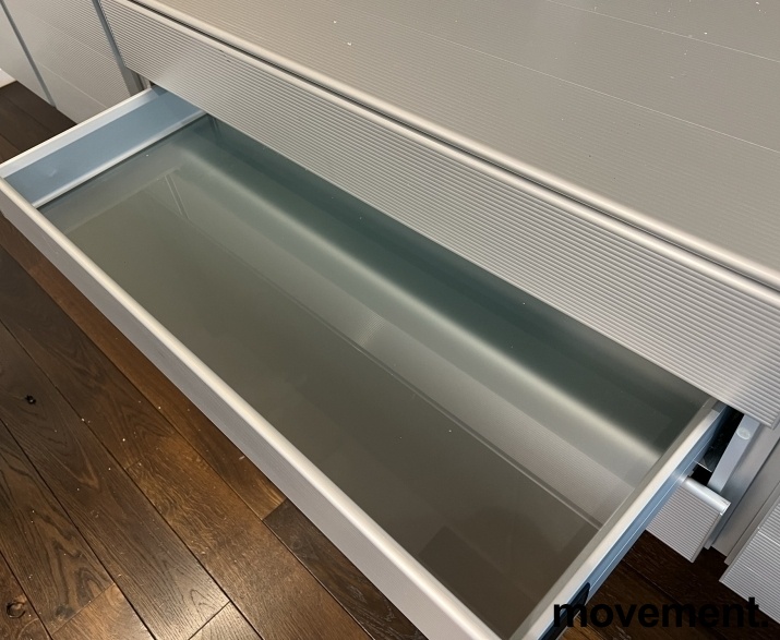 Solgt!Stilig vegghengt skjenk i aluminium - 2 / 4