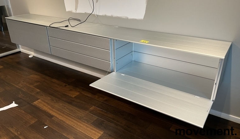 Solgt!Stilig vegghengt skjenk i aluminium - 1 / 4