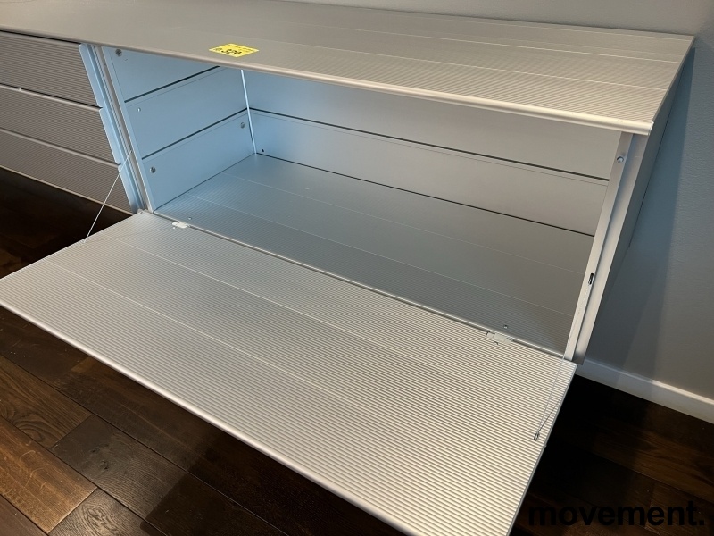 Solgt!Stilig vegghengt skjenk i aluminium - 2 / 4
