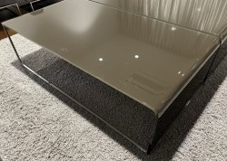 Loungebord / sofabord i brunt glass / krom fra Sovet Italia, 107x60x32cm, pent brukt