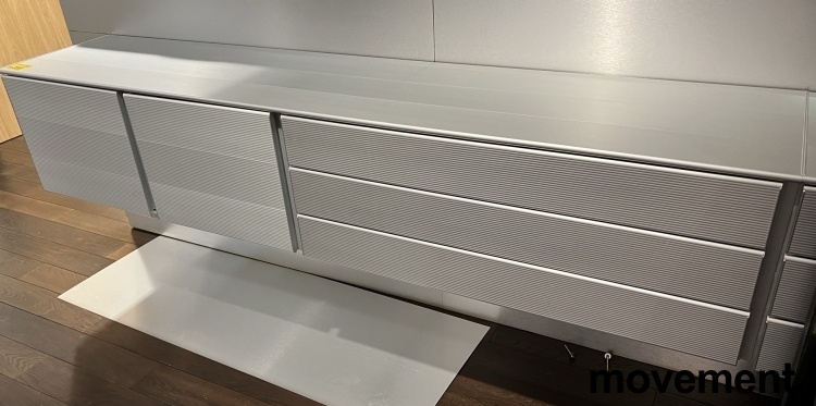 Solgt!Stilig vegghengt skjenk i aluminium - 1 / 5
