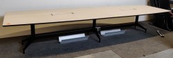 Møtebord i lys beige linoleum, understell i sort 420x120cm, passer 14-16personer, pent brukt