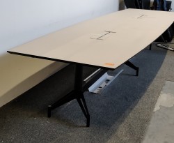 Møtebord i lys beige linoleum, understell i sort 420x120cm, passer 14-16personer, pent brukt