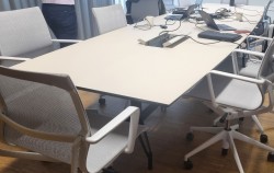 Møtebord i lys beige linoleum, understell i sort 420x120cm, passer 14-16personer, pent brukt