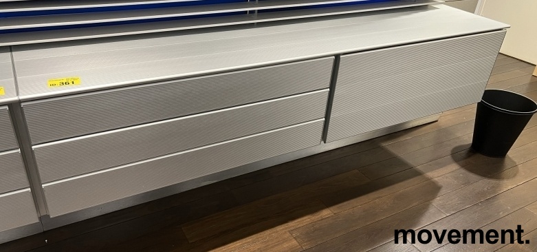 Solgt!Stilig vegghengt skjenk i aluminium - 1 / 5