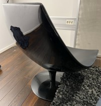 Loungestol fra Tacchini, modell Moon, i sort skinn / sort med sving, bredde 80cm, pent brukt