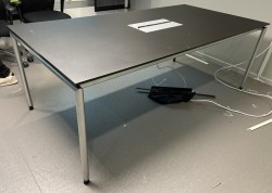 Møtebord i sort, understell i grått, 200x100cm, passer 6-8 personer, pent brukt