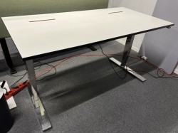 Lekkert skrivebord med elektrisk hevsenk i hvitt med sort kant / krom fra Horreds, 160x80cm, pent brukt