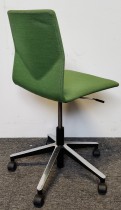 Konferansestol på hjul fra Fourdesign, Danmark, i grønt stofftrekk / krom og sort understell, pent brukt