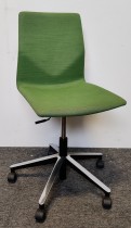 Konferansestol på hjul fra Fourdesign, Danmark, i grønt stofftrekk / krom og sort understell, pent brukt