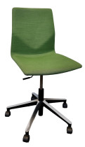 Konferansestol på hjul fra Fourdesign, Danmark, i grønt stofftrekk / krom og sort understell, pent brukt