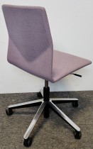 Konferansestol på hjul fra Fourdesign, Danmark, i lys lilla stofftrekk / krom og sort understell, pent brukt